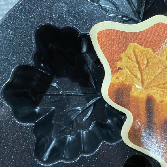 New Nordic Ware irregular maple leaf mini cake pan - Picture 2 of 3